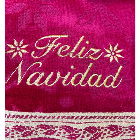 Beautiful red with embroidered Feliz Navidad 3-piece towel set - Picture 4 of 5